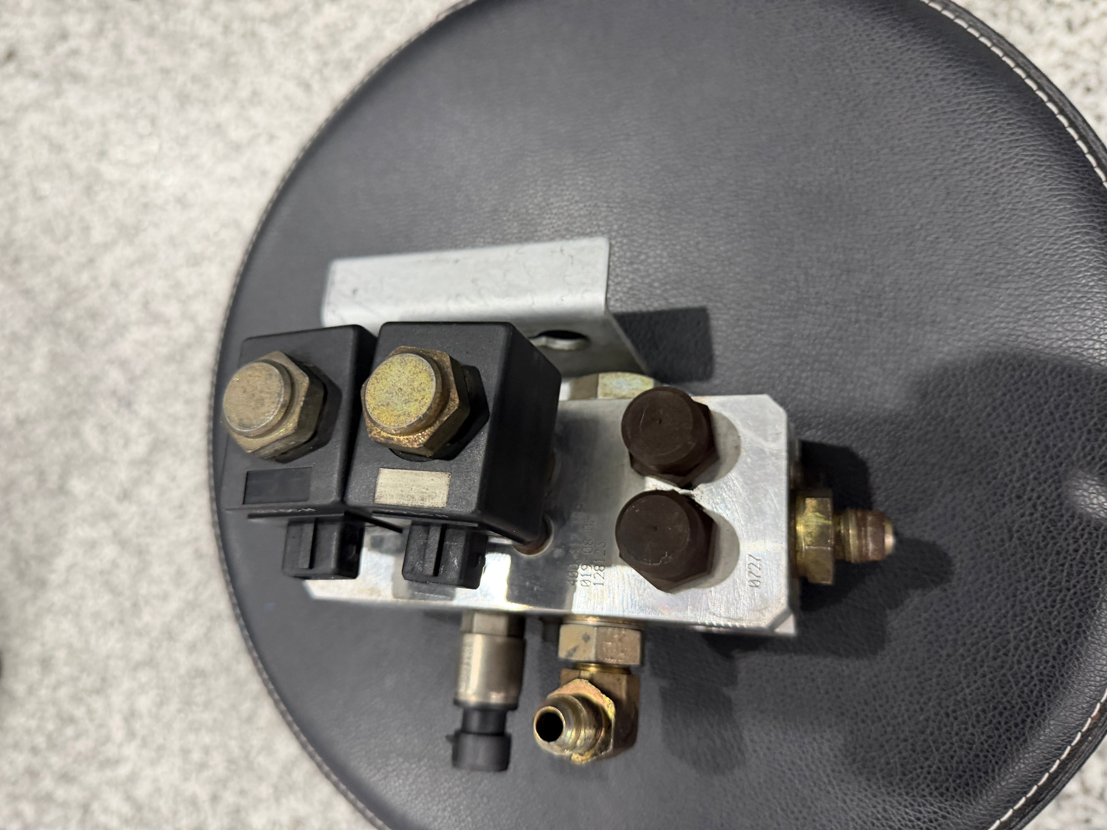 Pre LP 2006 Front Suspension Lift Block/Solonoid
